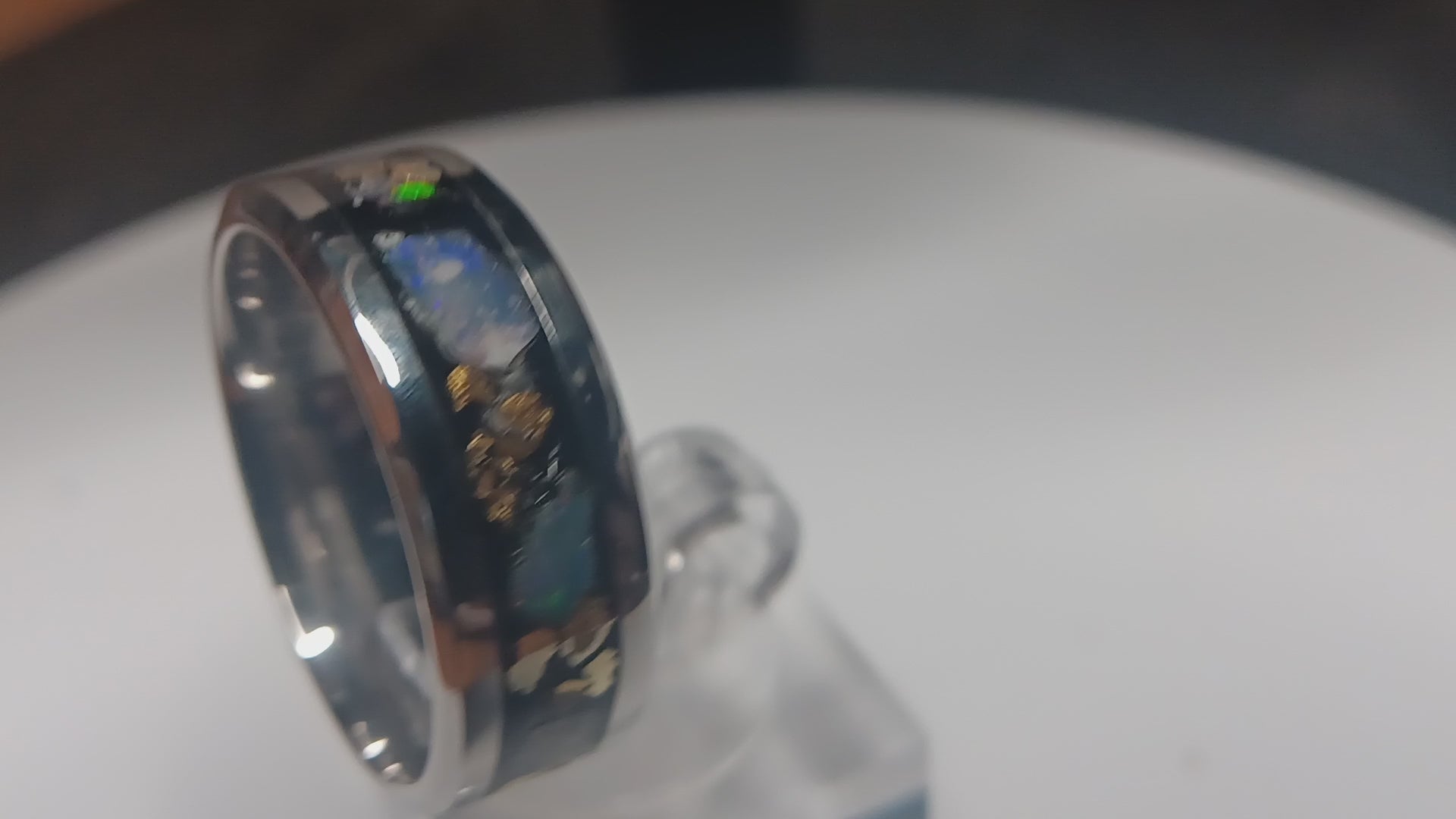Gold and opals inlay ring